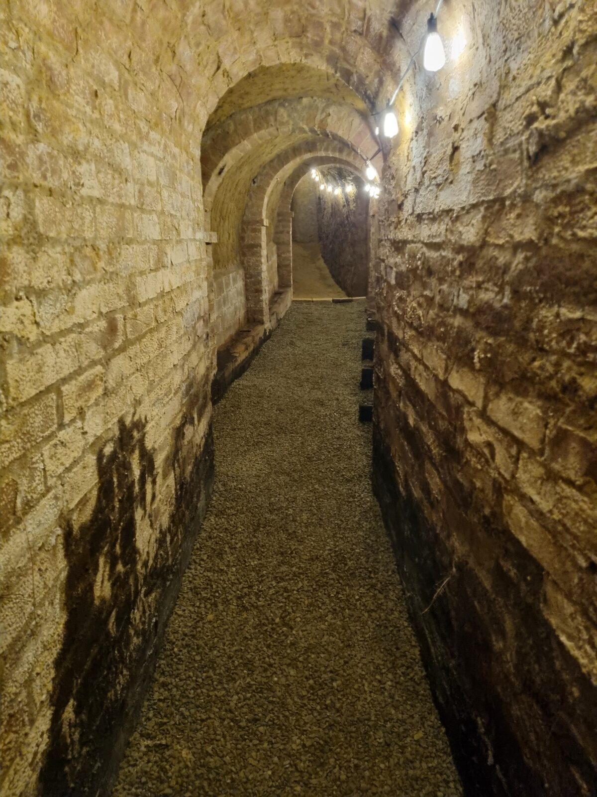 Il lungo corridoio sotterraneo del bunker, illuminato