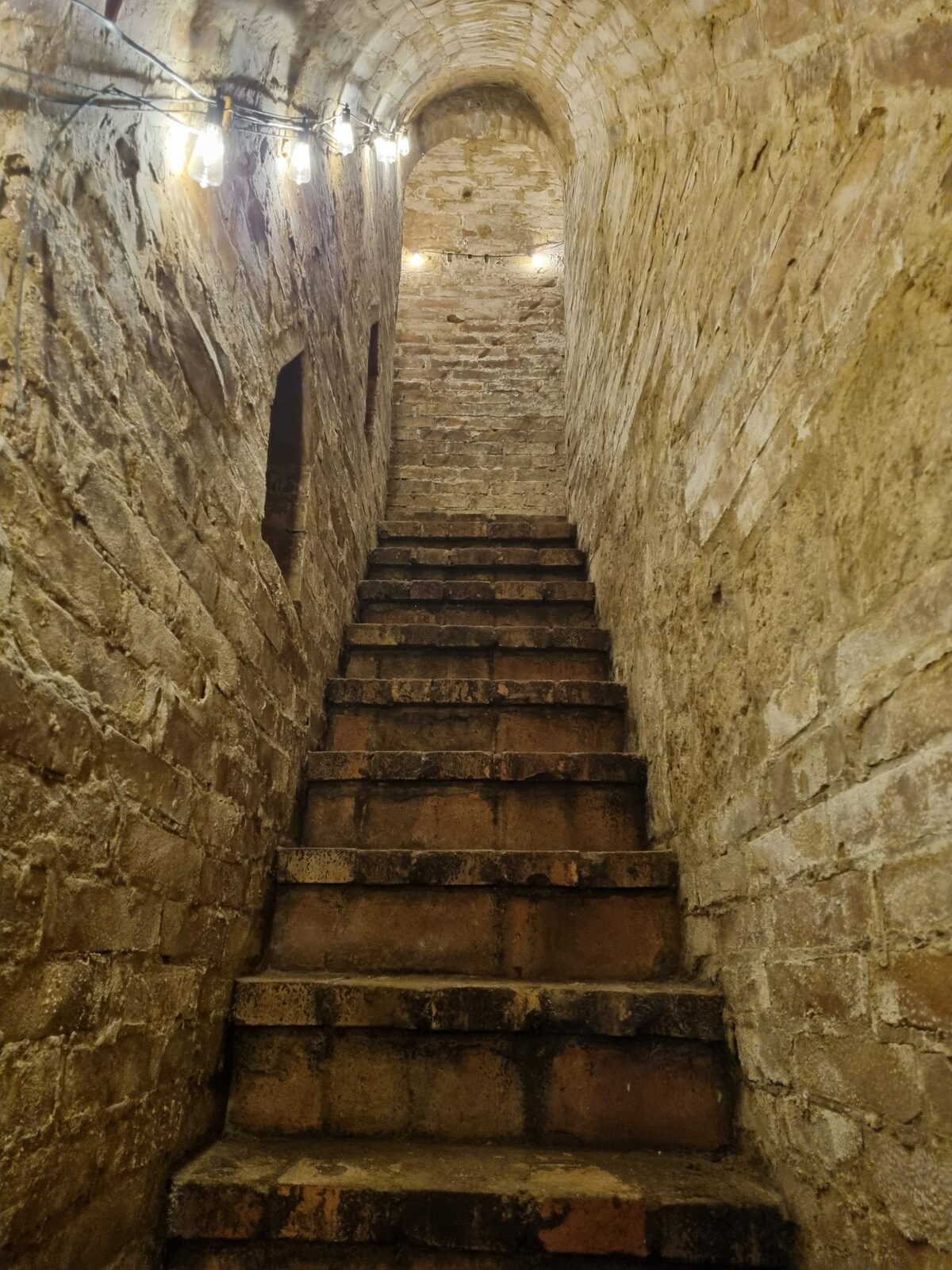 La scala in pietra che scende nel bunker sotto Villa Elvira