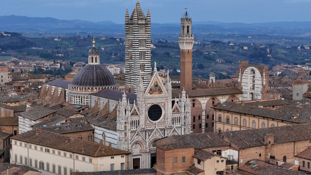Il Duomo di Siena visto dall’alto, con la Torre del Mangia sullo sfondo