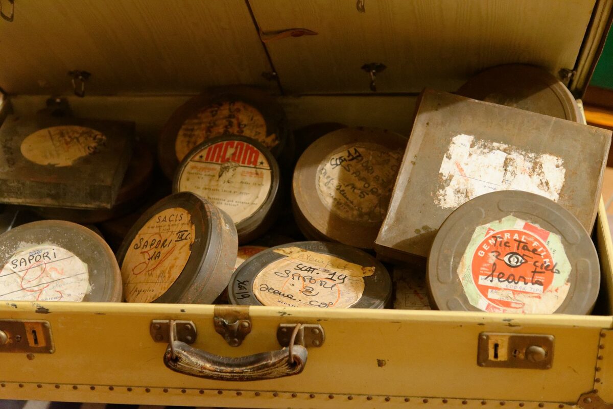 La valigia di legno con le bobine delle pellicole pubblicitarie Sapori degli anni Cinquanta