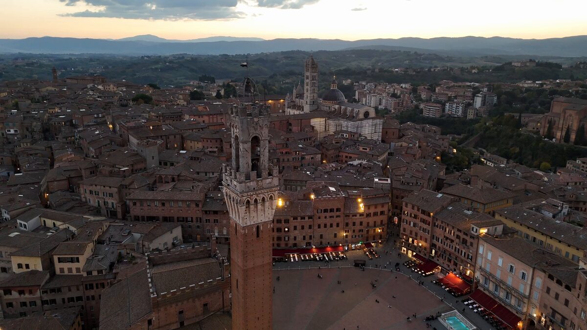 Piazza del Campo e la Torre del Mangia al tramonto, viste dall’alto