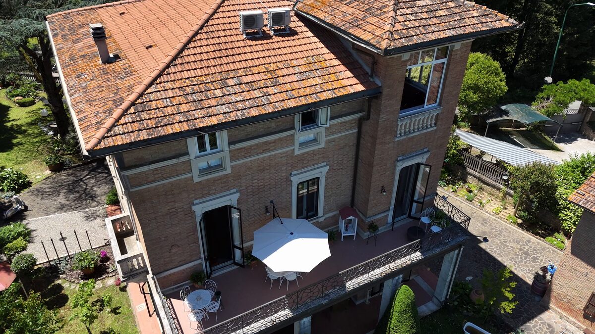 Villa Elvira vista dall’alto, con il loggiato, il giardino e i cipressi