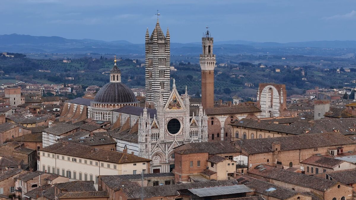 Panorama di Siena dall’alto con il Duomo e la Torre del Mangia