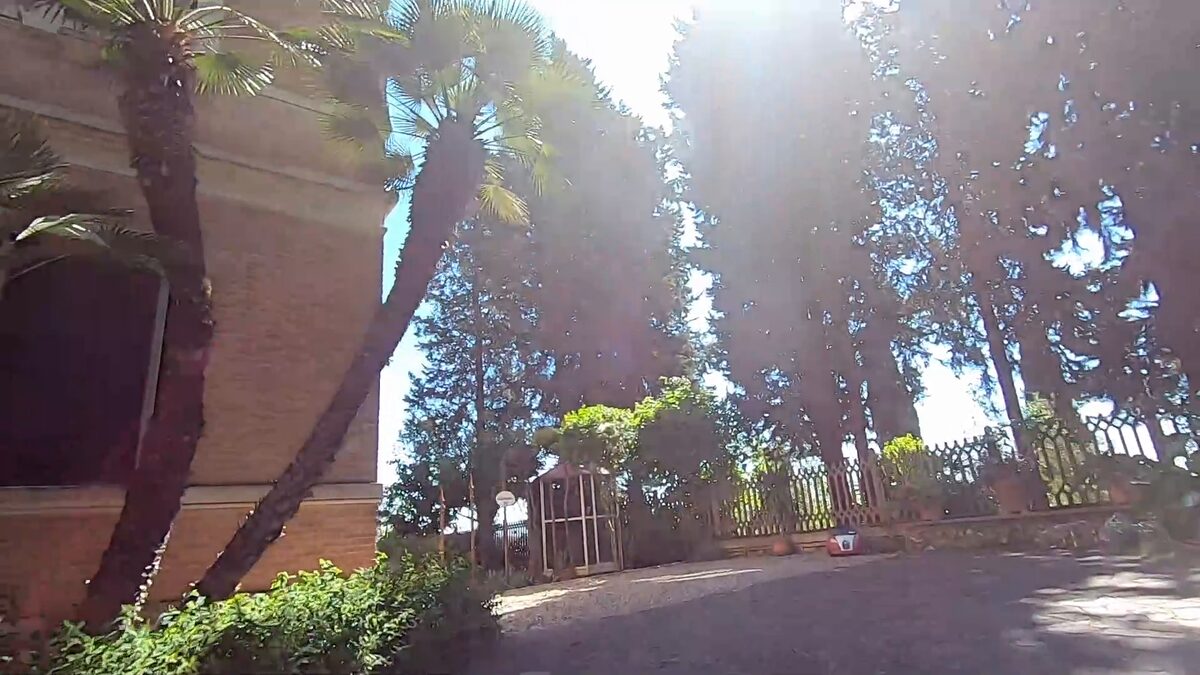 Villa Elvira vista dall’alto, con il loggiato, il giardino e i cipressi