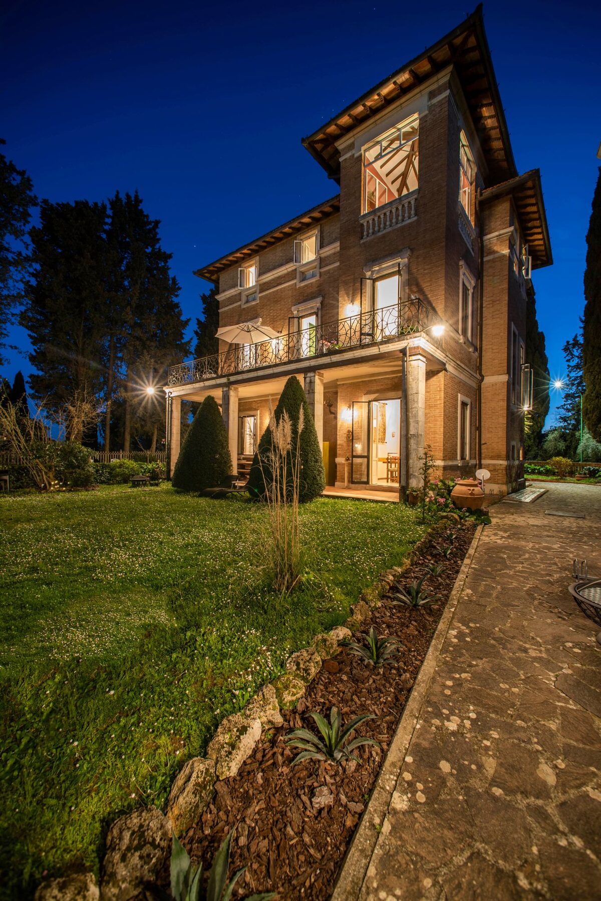 Villa Elvira al crepuscolo, con la torretta angolare