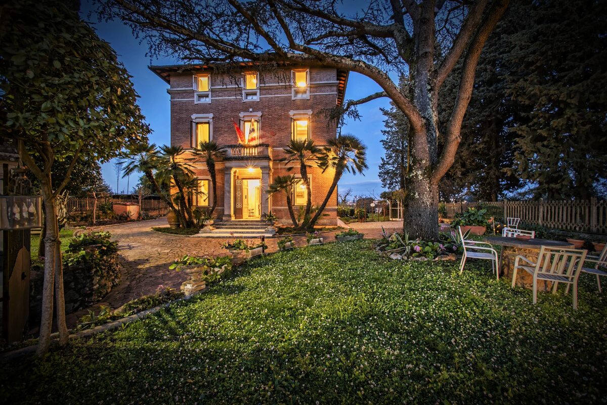 Villa Elvira illuminata al calare della sera, vista dal parco secolare