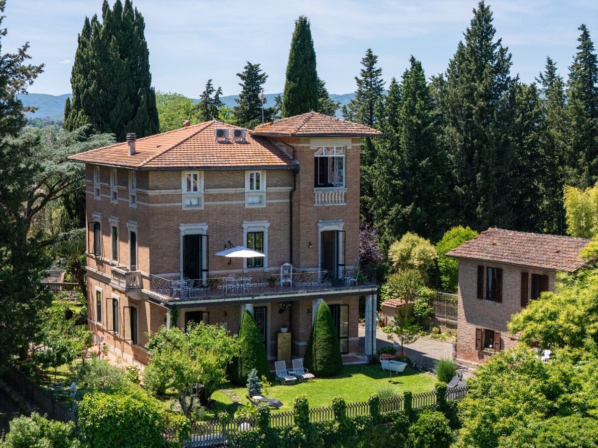Veduta dall’alto di Villa Elvira: il corpo centrale, il villino Ipazia, il parco secolare e i cipressi